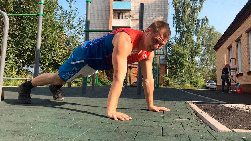 Многократный чемпион мира по гиревому спорту провел зарядку для ребят