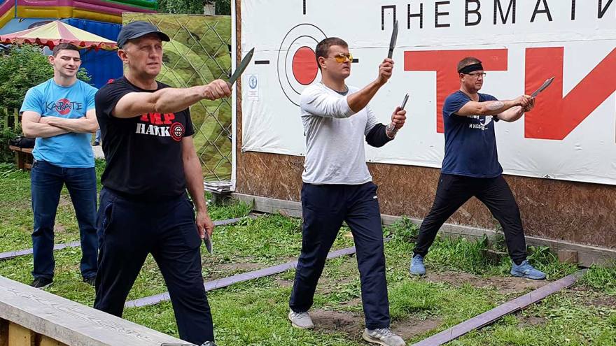 Турнир по спортивному метанию ножа. Репортаж SportUs.Pro из сельского парка Околица