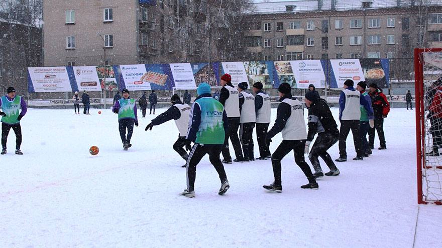 ТУСУР лидирует в группе «аксакалов» турнира по зимнему футболу