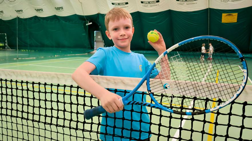 У юных теннисистов стартовали летние сборы. Репортаж SportUs.Pro с кортов ТК «Чемпион»